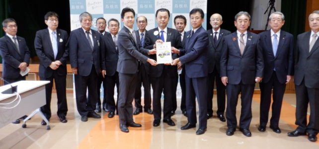 高規格道路「境港出雲道路」の整備促進に向けた島根県知事への要望活動（R3.11.1）